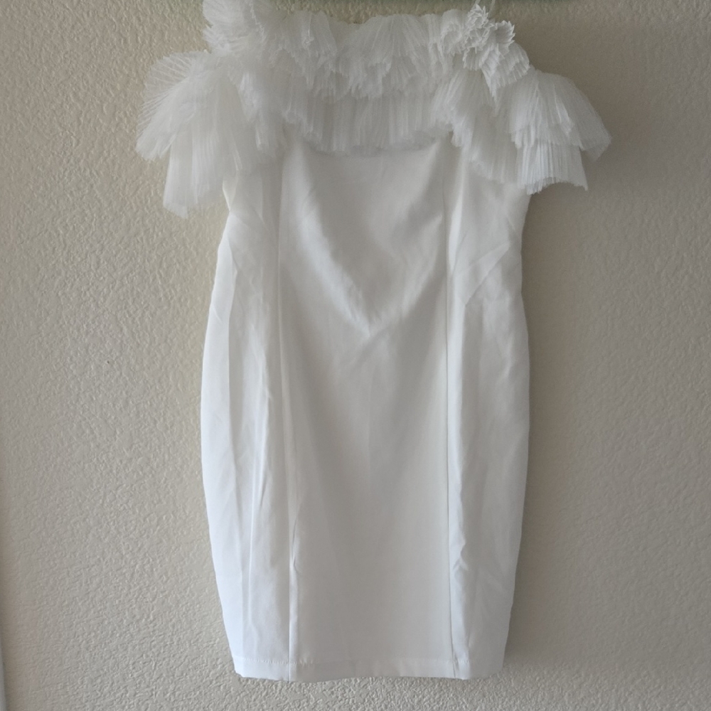 Chic Strapless White Dress with Ruffle Detail